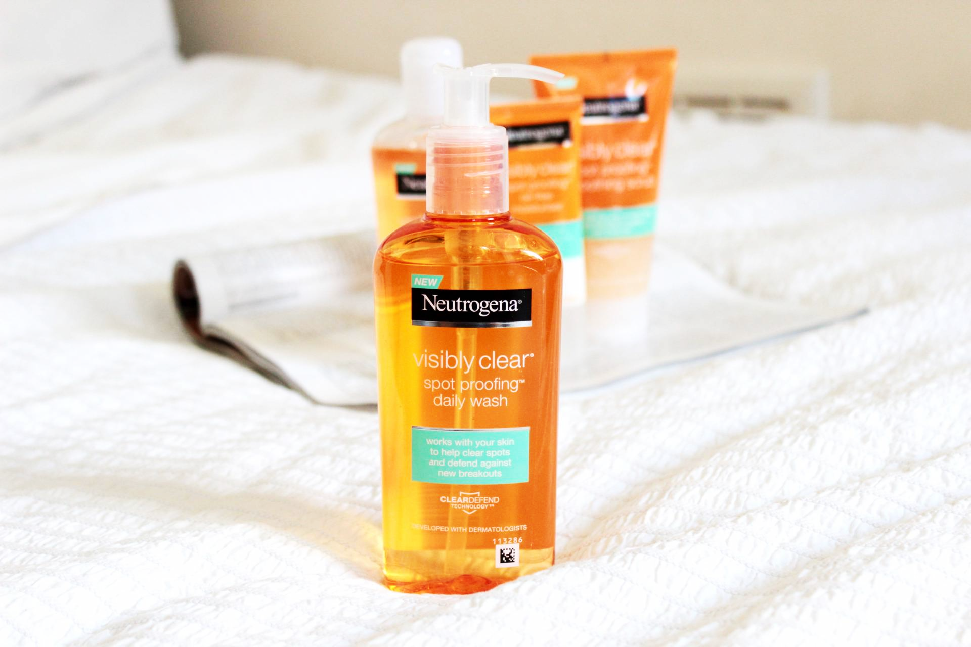 Neutrogena ® Visibly Clear ® Clear & Protect Daily Face Wash 200 mL. 